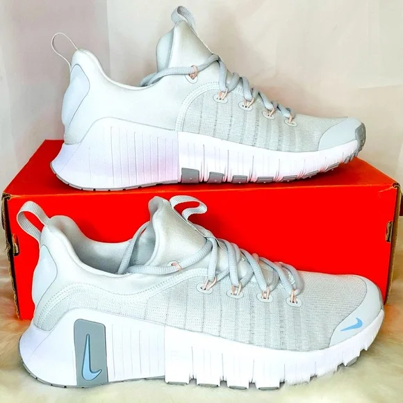 New Nike Free Metcon 6 in Photon Dust and Metallic Silver Women's size 10 - Picture 3 of 9